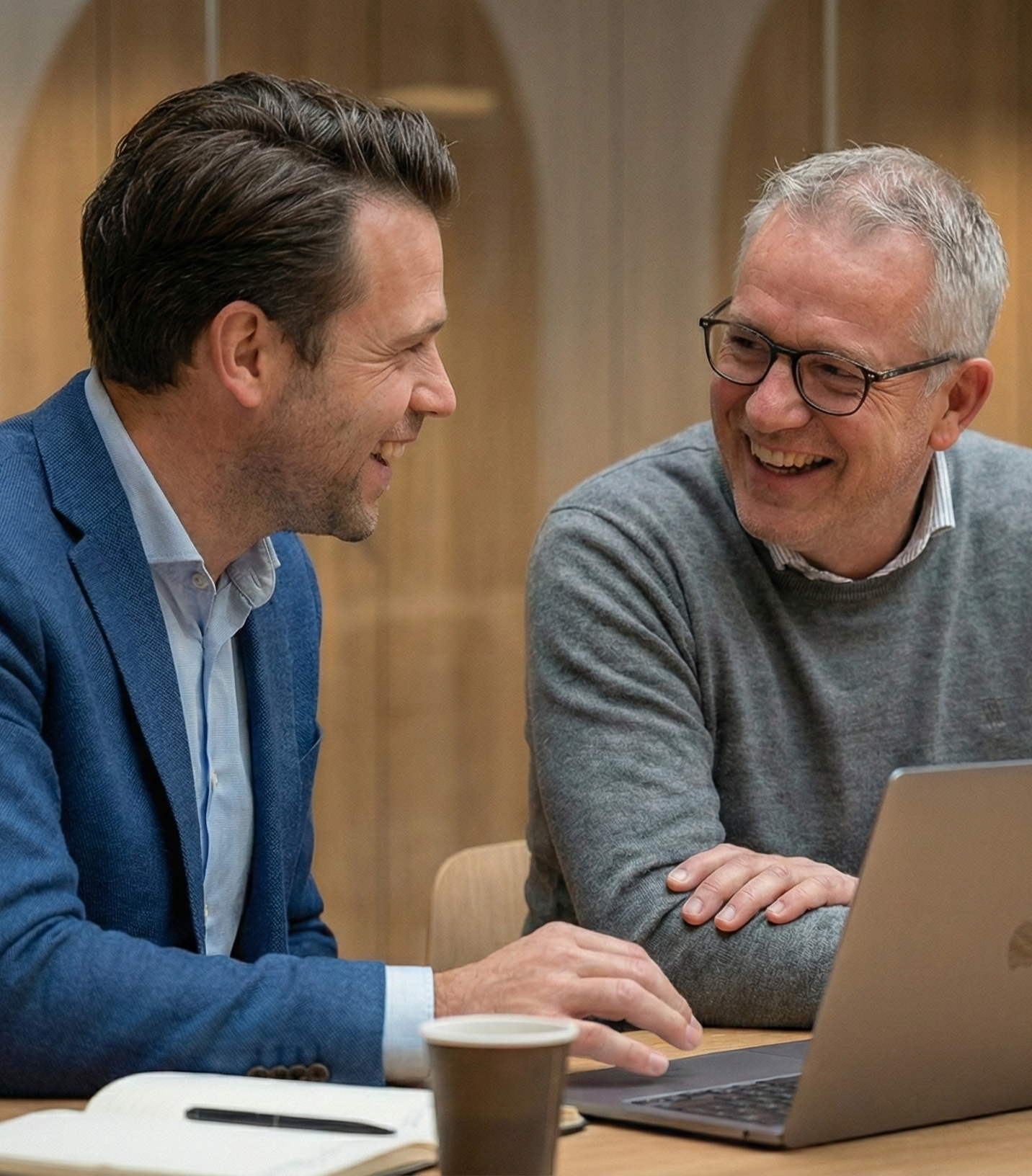 twee mannen die om elkaar lachen